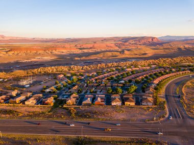 Ufuk için sonsuz yolu ile Arizona manzara havadan görünümü. 