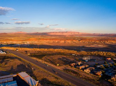 Ufuk için sonsuz yolu ile Arizona manzara havadan görünümü. 