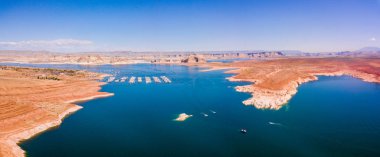 Glen Canyon Barajı ve sayfa town yakınındaki yukarıdan Lake Powell havadan görünümü