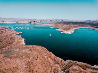 Glen Canyon Barajı ve sayfa town yakınındaki yukarıdan Lake Powell havadan görünümü