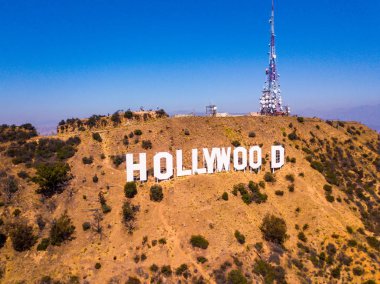 10 Temmuz 2018. Los Angeles, California. Hollywood yazısını mesafeden havadan görünümü Santa Monica Dağları'nın Hollywood Hills bölgesinde muhteşem bir Mount Lee manzaralı