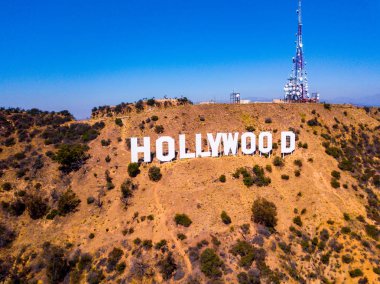 10 Temmuz 2018. Los Angeles, California. Hollywood yazısını mesafeden havadan görünümü Santa Monica Dağları'nın Hollywood Hills bölgesinde muhteşem bir Mount Lee manzaralı