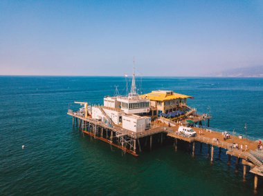 Santa Monica Pier Los Angeles, Kaliforniya'da Venice beach yakınındaki havadan görünümü.