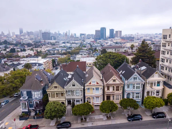 Sisters Havadan Görünümü San Francisco Sahipliği Yapmaktadır Şehrin Üzerinde Bulutlu — Stok fotoğraf