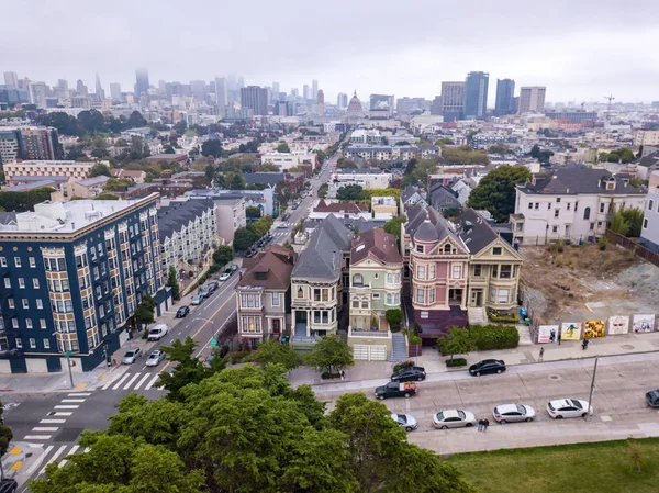 在旧金山的7姐妹房子鸟瞰图 城市多云天气 — 图库照片