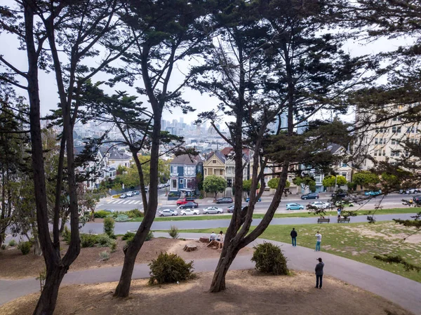 Sisters Havadan Görünümü San Francisco Sahipliği Yapmaktadır Şehrin Üzerinde Bulutlu — Stok fotoğraf