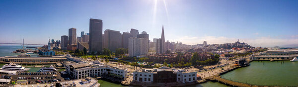 Вид сверху на Сан-Франциско с воздуха. Мбаппе в центре города с множеством небоскребов и заливом Сан-Франциско
. 