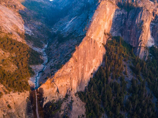 Günbatımı Zamanı Sırasında Şelale California Daki Yosemite Milli Parkı Havadan — Stok fotoğraf