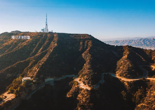 2018 ロサンゼルス カリフォルニア州 サンタモニカー山脈のハリウッドの丘地区のすばらしいマウント李景色を遠くからハリウッド サインの空中を表示 — ストック写真