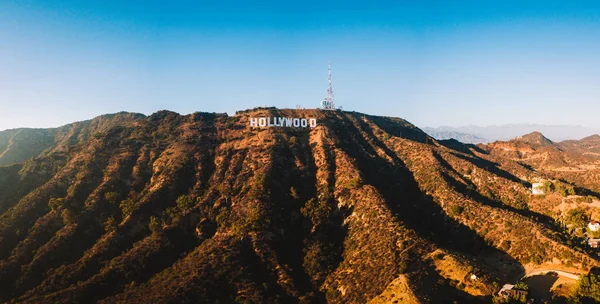 2018年7月10日 洛杉矶 加利福尼亚州 在圣塔莫尼卡山脉的好莱坞山地区 从远处可以看到好莱坞标志的鸟图 可以看到令人惊叹的李山景色 — 图库照片