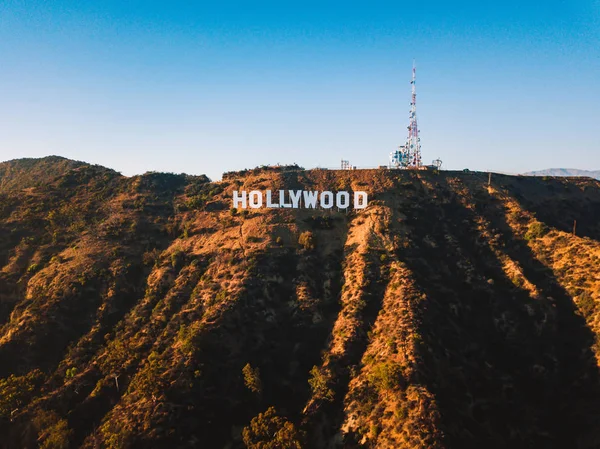 2018 ロサンゼルス カリフォルニア州 サンタモニカー山脈のハリウッドの丘地区のすばらしいマウント李景色を遠くからハリウッド サインの空中を表示 — ストック写真