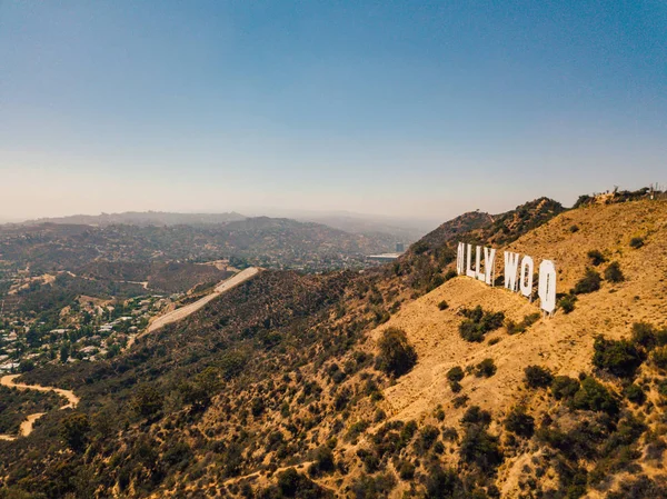 2018 ロサンゼルス カリフォルニア州 サンタモニカー山脈のハリウッドの丘地区のすばらしいマウント李景色を遠くからハリウッド サインの空中を表示 — ストック写真