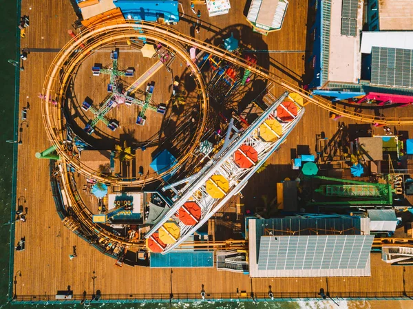 Luchtfoto Het Santa Monica Amusement Park Met Achtbaan Reuzenrad Buurt — Stockfoto