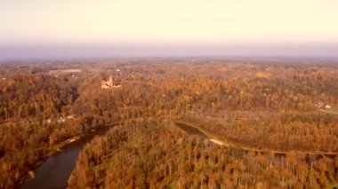 Sigulda, Letonya altın sonbaharın güzel hava sabah görünümü. Turaides Kalesi, Gauja Nehri Köprüsü, teleferik ve altın orman.