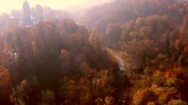 Sigulda, Letonya altın sonbaharın güzel hava sabah görünümü. Turaides Kalesi, Gauja Nehri Köprüsü, teleferik ve altın orman.