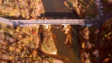 Sigulda, Letonya altın sonbaharın güzel hava sabah görünümü. Turaides Kalesi, Gauja Nehri Köprüsü, teleferik ve altın orman.