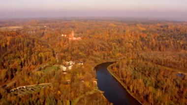 Sigulda, Letonya altın sonbaharın güzel hava sabah görünümü. Turaides Kalesi, Gauja Nehri Köprüsü, teleferik ve altın orman.