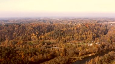 Sigulda, Letonya altın sonbaharın güzel hava sabah görünümü. Turaides Kalesi, Gauja Nehri Köprüsü, teleferik ve altın orman.