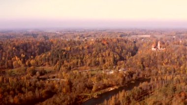 Sigulda, Letonya altın sonbaharın güzel hava sabah görünümü. Turaides Kalesi, Gauja Nehri Köprüsü, teleferik ve altın orman.