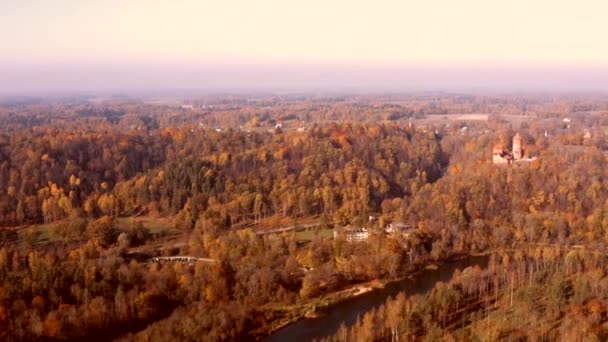 Mooie Luchtfoto Ochtend Uitzicht Gouden Herfst Sigulda Letland Turaides Kasteel — Stockvideo