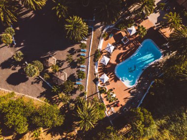 Avida hotel, Gran Canaria, İspanya, 5 Temmuz 2018. Havuz bar ve dağlarda bulunan palms Resort üzerinde havadan görünümü.