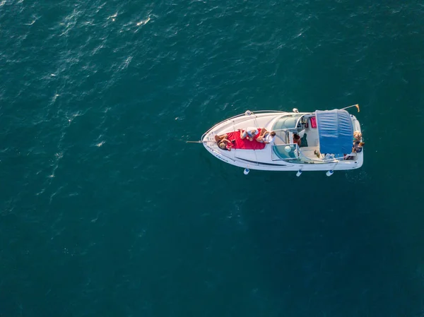 Luftaufnahme Der Kleinen Jacht Die Meer Der Küste Schwimmt Mit — Stockfoto