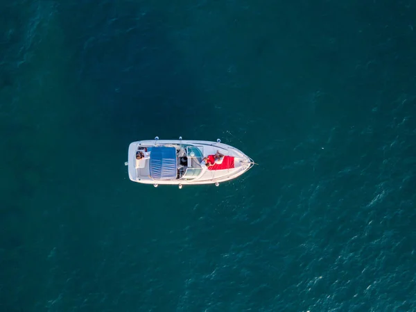 Vue Aérienne Petit Yacht Flottant Dans Mer Par Côte Avec — Photo