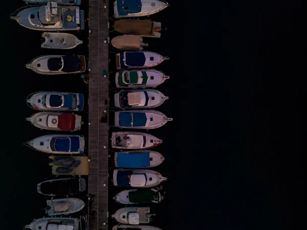 Vista Aérea Dos Documentos Com Muitos Iates Ancorados Lado Outro — Fotografia de Stock