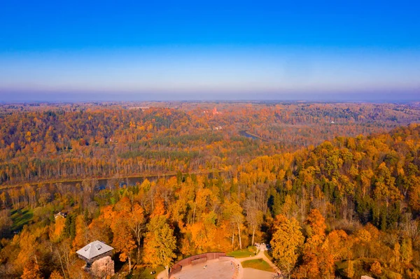 Widok Lotu Ptaka Zamek Sigulda Podczas Złota Jesień Pomarańczowy Klon — Zdjęcie stockowe