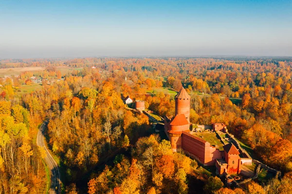 Piękne Lotu Ptaka Zamek Turaides Sigulda Łotwa Podczas Złotej Jesieni — Zdjęcie stockowe