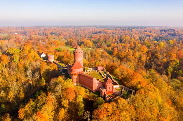 Piękne Lotu Ptaka Zamek Turaides Sigulda Łotwa Podczas Złotej Jesieni — Zdjęcie stockowe