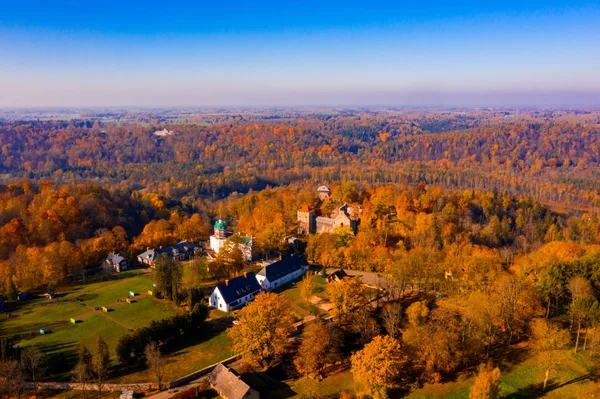 Letecký Pohled Hrad Sigulda Během Podzimní Sezóny Oranžový Javory Kolem — Stock fotografie