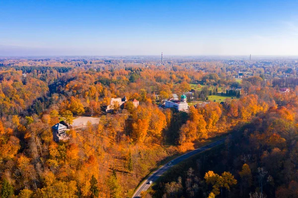 Widok Lotu Ptaka Zamek Sigulda Podczas Złota Jesień Pomarańczowy Klon — Zdjęcie stockowe