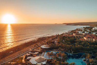 Gran Canaria ada günbatımı sırasında hava görünümünü. Güzel sahil yakınında Maspalomas tepeleri ve Meloneras bahşı. 