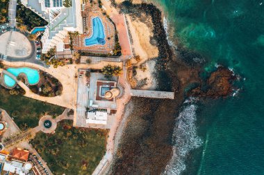 Gran Canaria ada büyülü gün batımı sırasında Meloneras alanı'nda hava deniz feneri görünümü.
