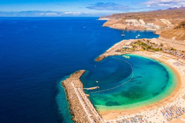 İspanya Gran Canaria ada Amadores kumsalda hava görünümünü. Adanın en güzel Plajı.