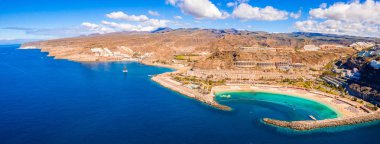İspanya Gran Canaria ada Amadores kumsalda hava görünümünü. Adanın en güzel Plajı.