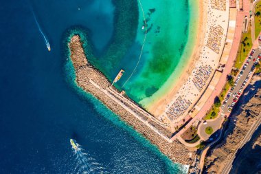 İspanya Gran Canaria ada Amadores kumsalda hava görünümünü. Adanın en güzel Plajı.