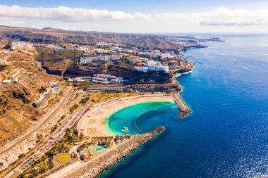 İspanya Gran Canaria ada Amadores kumsalda hava görünümünü. Adanın en güzel Plajı.