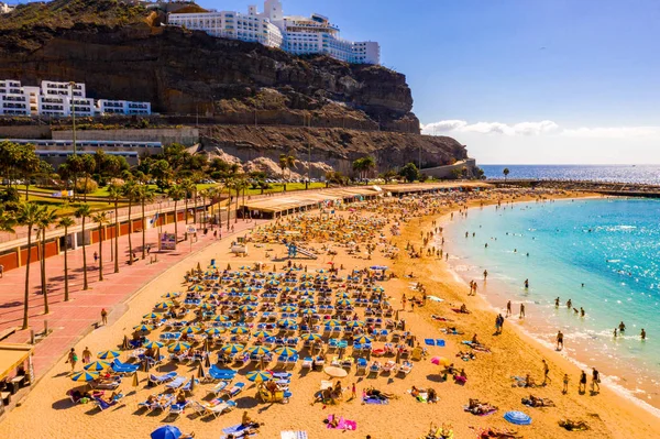 2018 アマドレス ビーチ グラン カナリア島 スペイン は太陽の下 ビーチで横になっています サンベッド パラソル — ストック写真