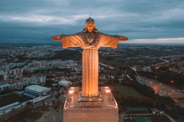 Cristo Rei İsa heykeli Lizbon akşam saat içinde. Lizbon içinde havadan görünümü.