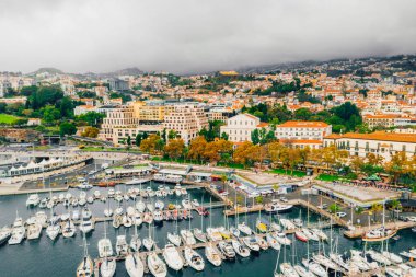 Havadan görünümü Funchal eski şehir - Madeira Adası bulutlu hava sırasında başkenti. Atlantik Okyanusu ile turuncu çatıları ile küçük evler.