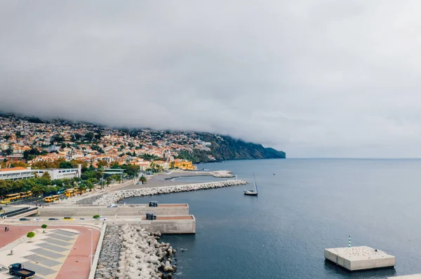 Havadan görünümü Funchal eski şehir - Madeira Adası bulutlu hava sırasında başkenti. Atlantik Okyanusu ile turuncu çatıları ile küçük evler.