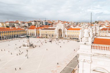 Lisbon, Portekiz - 08/20/2018 - ünlü Praça do Comercio (Commerce Square) - Lizbon ana müteşekkil havadan görünümü. Güzel Portekiz mimari.