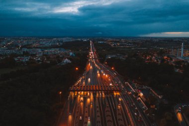 Trafik yol ücretli Otoban, otoyol istasyonu noktası üzerinden geçen arabalarla hava gece manzarası. Muhteşem manzara otoyol kavşağı Portekiz, Europe.