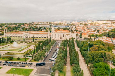 Lisbon, Portekiz - 6 Eylül 2018: Lizbon cityscape. Jeronimos Monastery (ya da Hieronymites Manastırı) görünümü ve Emprie Meydanı ve park. Keşifler Anıtı üstünden havadan görünümü.