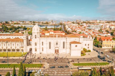 Lisbon, Portekiz - 6 Eylül 2018: Lizbon cityscape. Jeronimos Monastery (ya da Hieronymites Manastırı) görünümü ve Emprie Meydanı ve park. Keşifler Anıtı üstünden havadan görünümü.