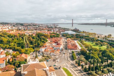 Güzel hava Lizbon görünümünü yukarıdan şehir merkezine ve ünlü Comercio Meydanı yakınında.