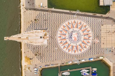 Lisbon, Portekiz - 27 Haziran 2018: Lizbon keşifler Anıtı, havadan görünümü