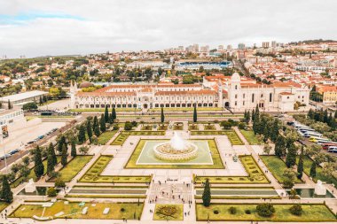 Lisbon, Portekiz - 6 Eylül 2018: Lizbon cityscape. Jeronimos Monastery (ya da Hieronymites Manastırı) görünümü ve Emprie Meydanı ve park. Keşifler Anıtı üstünden havadan görünümü.